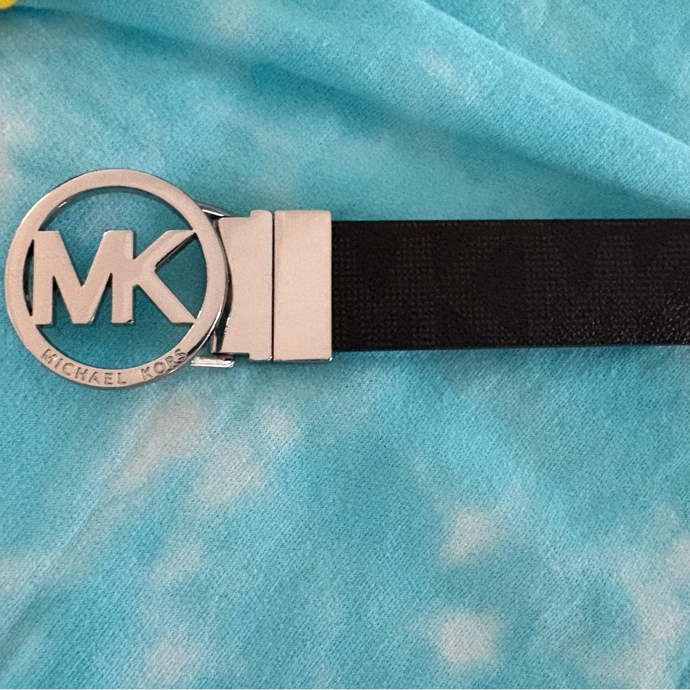MK belt Small  Has black on one side. brown on another with flip clasp